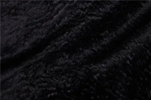 Primer plano de material de piel sintetica negra, detalle de textura para chaqueta.