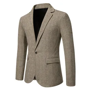 Dettaglio blazer vintage a quadri da uomo, chiusura a un bottone, risvolto classico elegante.