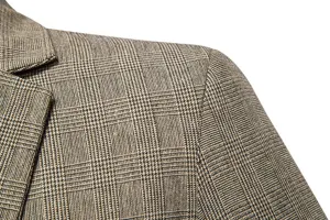 Primo piano del tessuto del blazer a quadri vintage da uomo con trama fine e dettagli.