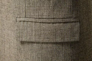 Dettaglio tasca blazer casual uomo primo piano, tessitura tessuto lana scozzese vintage.
