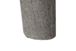 Primo piano dettagliato del tessuto per abito elegante con quadri grigi in tweed.