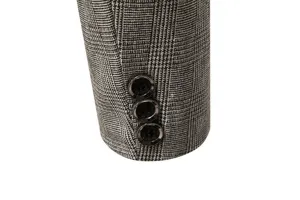 Dettaglio manica giacca abito tweed uomo, polsino a quadri con tre bottoni decorativi.