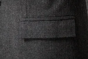 Dettaglio in primo piano della tasca del blazer casual da uomo in tweed, tessuto a quadri.