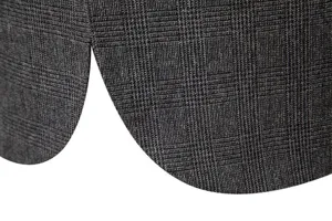 Dettaglio tessuto abito lana uomo, motivo a quadri retro grigio, blazer elegante e comodo.