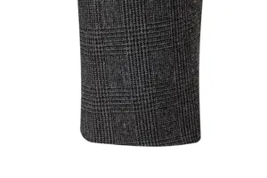 Primo piano dettagliato del tessuto da abito in tweed a quadri grigio scuro da uomo.