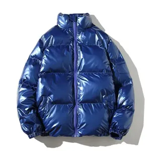 Dettaglio piumino invernale lucido, tessuto e consistenza di giacca imbottita blu.