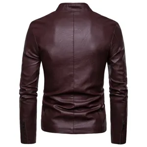 Détail de dos veste en similicuir homme, col montant, bordeaux, zips aux poignets.