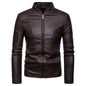 Gros plan des détails de la veste en similicuir marron pour homme avec col montant et zip.