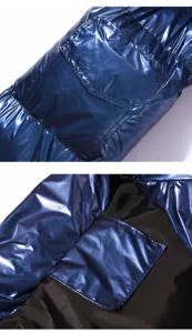 Dettaglio piumino corto lucido, cappotto invernale elegante blu lucido da uomo.