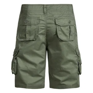 Militärgrüne Cargo-Shorts für Herren mit mehreren Klappentaschen für Outdoor und Freizeit.