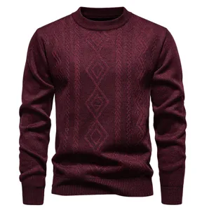 Burgunderroter Herren Strickpullover Detail mit klassischem Rautenmuster und geripptem Kragen.