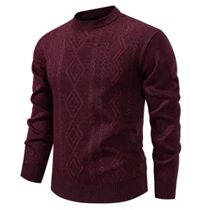 Detailansicht des bordeauxroten Herren-Zopfmuster-Pullovers mit Rautenmuster und Rippbündchen.