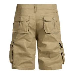 Detailansicht der khakifarbenen Herren Cargo Shorts Rückseite mit mehreren Taschen.