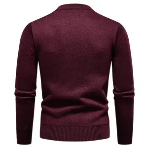 Herren lässiger langärmliger Pullover mit Rundhalsausschnitt Detail, weinrotes Winter Oberteil.