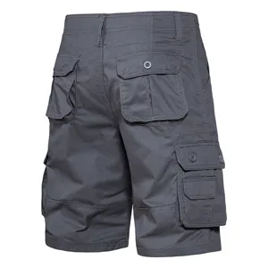 Detailansicht dunkelgrauer Herren Cargoshorts mit mehreren praktischen Taschen und Knöpfen.