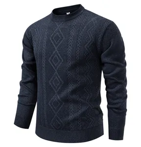Detailansicht des dunkelblauen Herren Strickpullovers mit klassischem Rautenmuster.