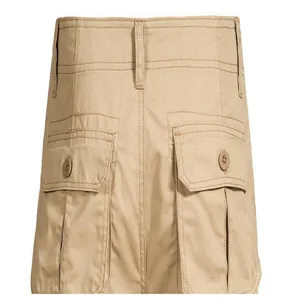 Nahaufnahme von Khaki-Herren-Cargoshorts mit detaillierten Taschennähten und Knöpfen.