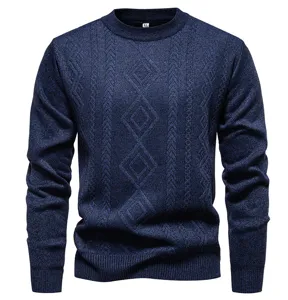 Herren dunkelblauer Strickpullover mit klassischem Rauten und Zopfmuster fur den Herbst.