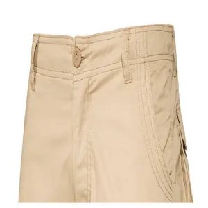 Khakifarbene Cargoshorts Detailansicht mit robustem Stoff, stabilen Gürtelschlaufen und Pockets.