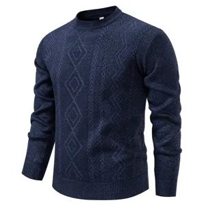 Dunkelblauer Herren Zopfmuster Pullover im Detail, klassische Rautenstruktur und warme Winterkleidung.