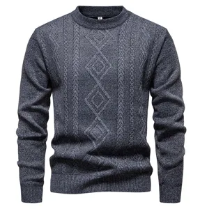 Nahaufnahme des dunkelgrauen Herren-Strickpullovers mit dem vorderen Rautenmuster.
