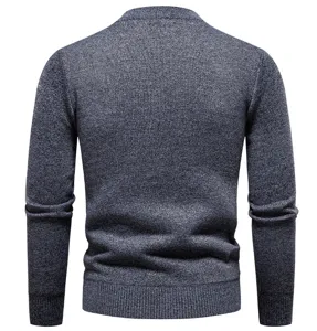 Rückseite Detailansicht des thermischen Strickpullovers für Herren in dunklem Grau.