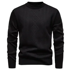 Detailansicht eines schwarzen Herren Pullovers mit Rundhalsausschnitt und Rautenmuster.