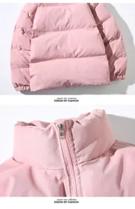 Vista ravvicinata dettagliata di una giacca imbottita rosa casual con collo alto.