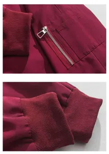 Gros plan des détails de la veste décontractée pour hommes avec poche zippée et poignets côtelés.