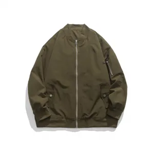 Blouson aviateur vert tendance pour homme loose fit streetwear utility veste chic.