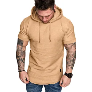 Detailansicht des khaki Herren Kurzarm Kapuzenshirts, sportliche Passform, Freizeitoberteil.