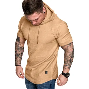 Detailansicht des kurzen Herren Kapuzenshirts in Khaki aus weichem Strickmaterial.