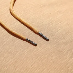 Detailaufnahme der Kordel für Herren Kapuzenpullover mit hochwertigem Stoff und Metallenden.