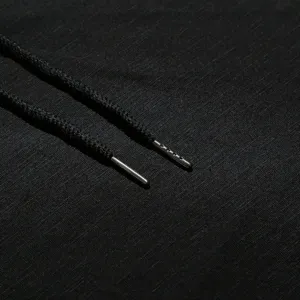 Nahaufnahme der schwarzen Kapuzensweatshirt Kordel mit Metallende und Stofftextur.