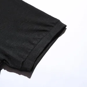 Nahaufnahme Detail von schwarzem Baumwoll T-Shirt Ärmel Bündchen Stoff Textur Qualität.