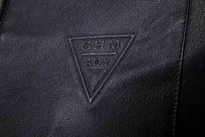 Gros plan détaillé d'une veste en cuir noir avec logo triangulaire embossé et texture.