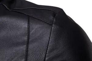 Gros plan detail epaule veste cuir noir, texture premium et coutures raffinees.