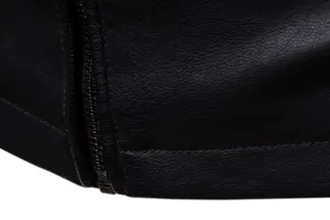 Gros plan sur les détails de l'ourlet et de la fermeture éclair d'une veste en cuir noir pour homme.