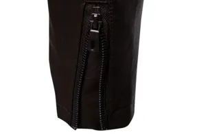 Détail manchette de veste en cuir homme, similicuir marron foncé avec fermeture éclair métallique.