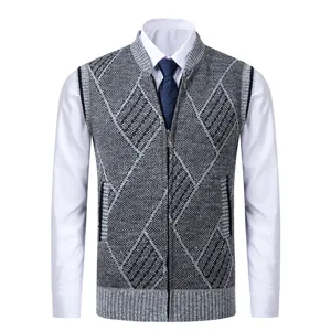 Gros plan sur le gilet en tricot pour homme avec motif argyle classique, col montant et zip.