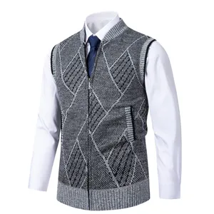 Vue détaillée du gilet en tricot gris pour homme, motif losanges et col montant.