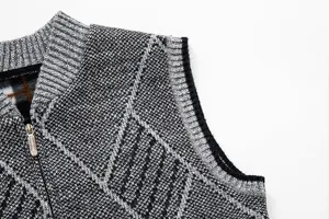 Détail de gilet en tricot pour homme avec col côtelé, fermeture éclair et motif losange.