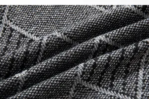 Gros plan detail du tissu de pull en maille pour homme, texture douce et motif gris confortable.