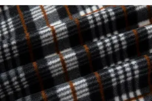 Gros plan sur la texture de tissu tricoté à carreaux classique noir et blanc pour homme.
