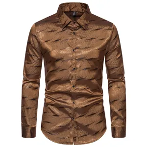 Detalle de camisa de manga larga de satén marrón con patrón jacquard de ondas y cuello clásico.