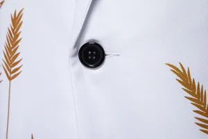 Dettaglio giacca uomo con elegante stampa vegetale dorata su tessuto grigio chiaro e bottone nero.