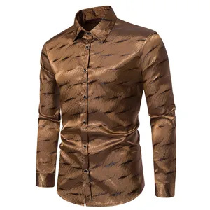 Camisa de hombre marrón de manga larga con botones y patrón jacquard para fiesta.