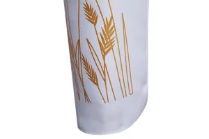 Dettaglio giacca da uomo con stampa elegante di spighe di grano dorate su tessuto bianco.