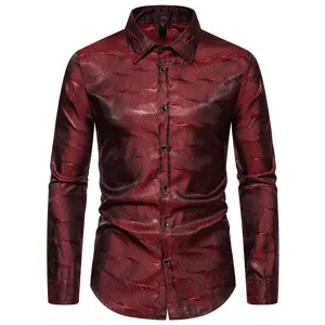 Vista detallada de la camisa burdeos de jacquard de manga larga con textura elegante