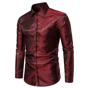 Detalle de camisa de manga larga de jacquard rojo oscuro para hombre, estilo club.